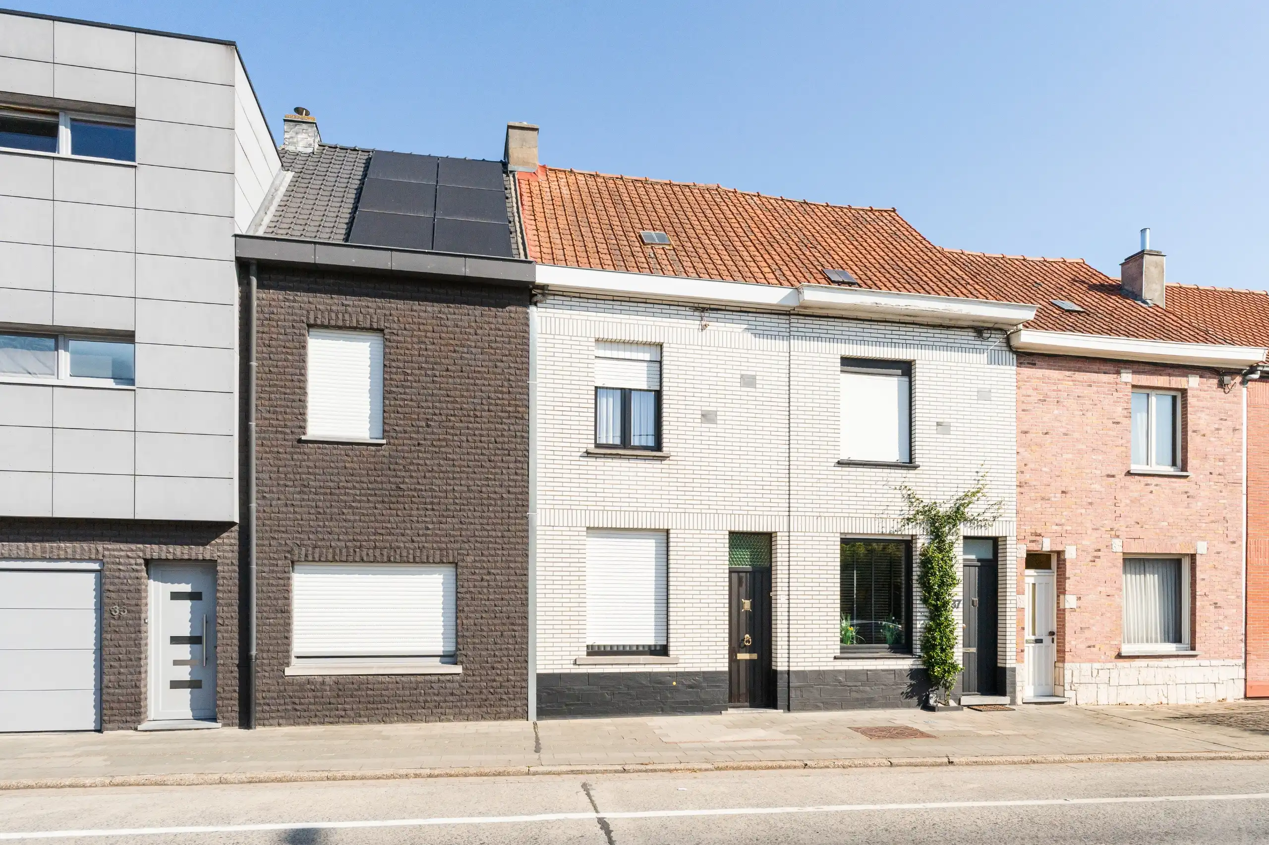 Centraal gelegen te renoveren rijwoning met garage en uitweg in Harelbeke foto 22