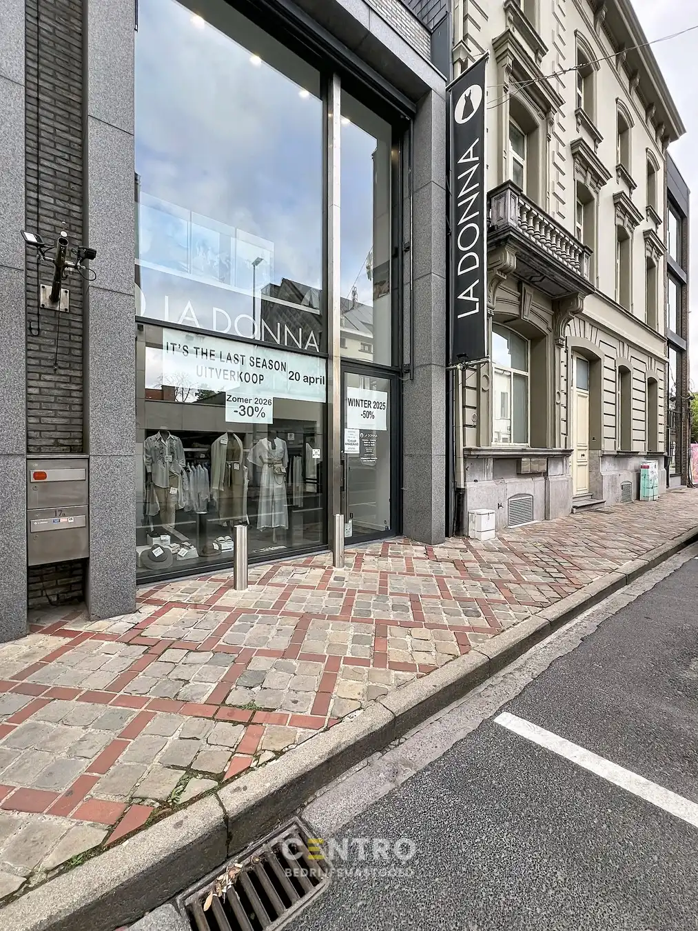 Instapklaar handelspand met hoge afwerkingsgraad en gezellige stadstuin in het winkelcentrum van Roeselare. foto 23