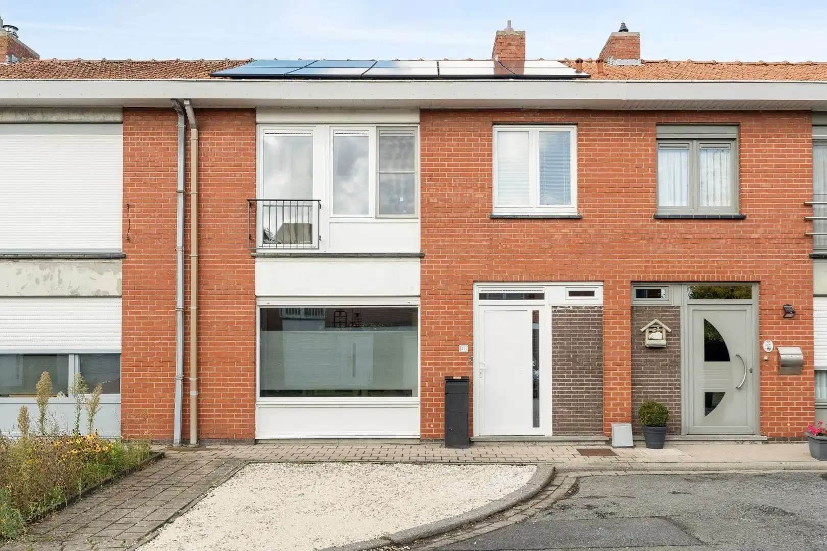 Instapklare woning met 3 slaapkamers, tuin en garage op een rustige ligging in Zonnebeke foto {{pictureIndex}}
