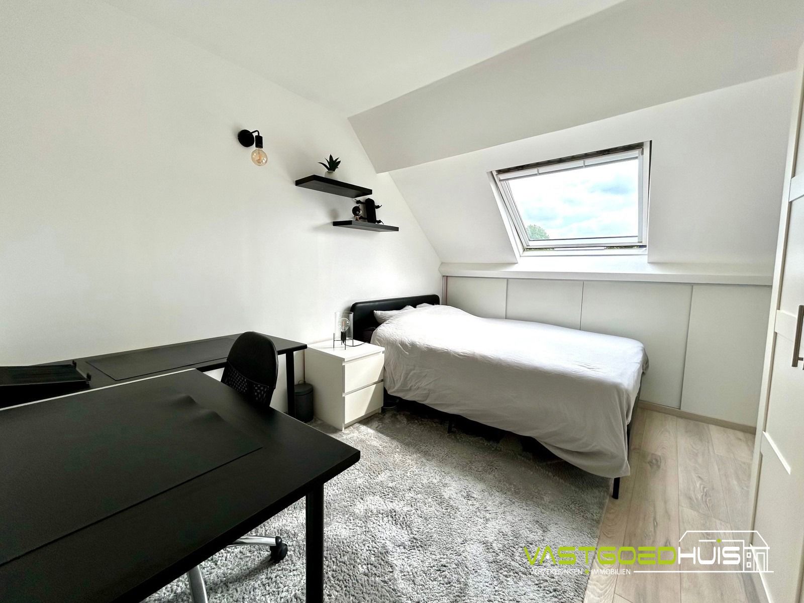 Ruime, instapklare gezinswoning met tuin foto 28