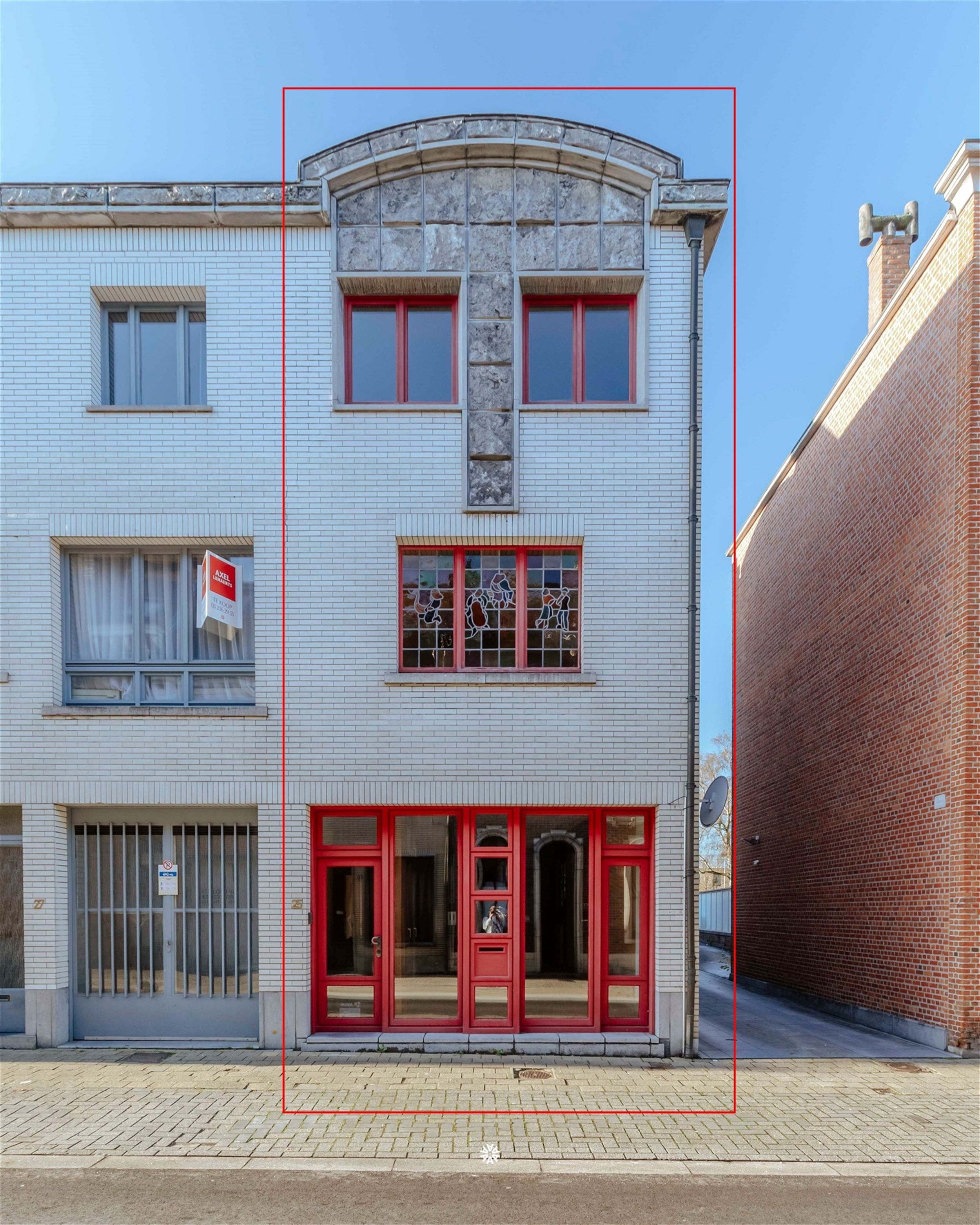 SINT-NIKLAAS - Centraal gelegen woning met 3 ruime slaapkamers. foto 1