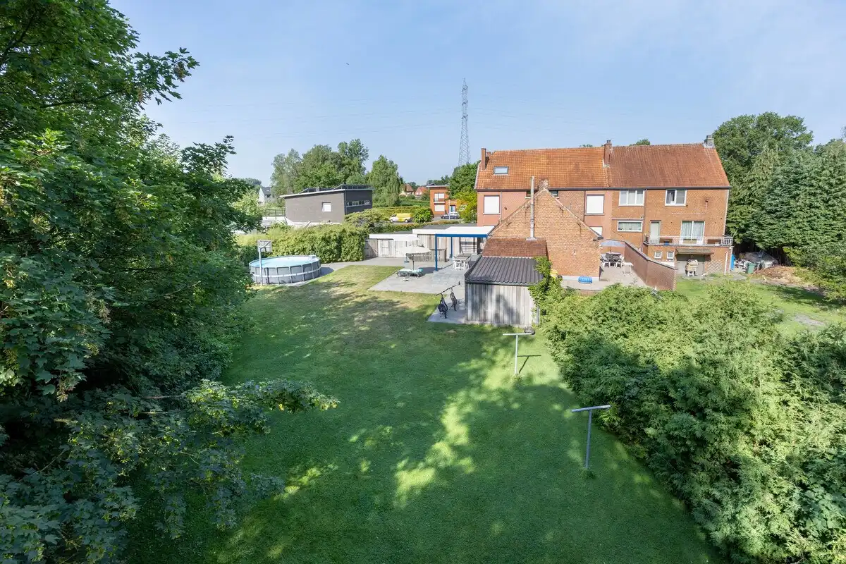 Ruim ingedeelde woning met 4 slpks op een mooi perceel van 21 are met achterliggend groen. foto 3