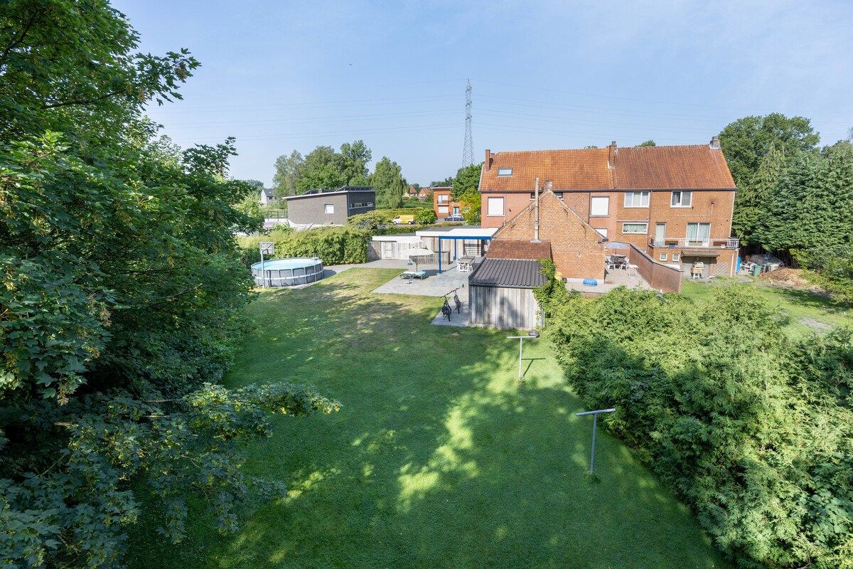 Ruim ingedeelde woning met 4 slpks op een mooi perceel van 21 are met achterliggend groen. foto 3