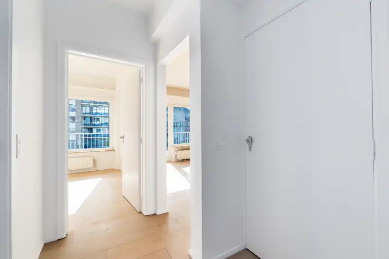 --- NIEUW --- Top gelegen gerenoveerd één slaapkamer appartement met terras. foto 3