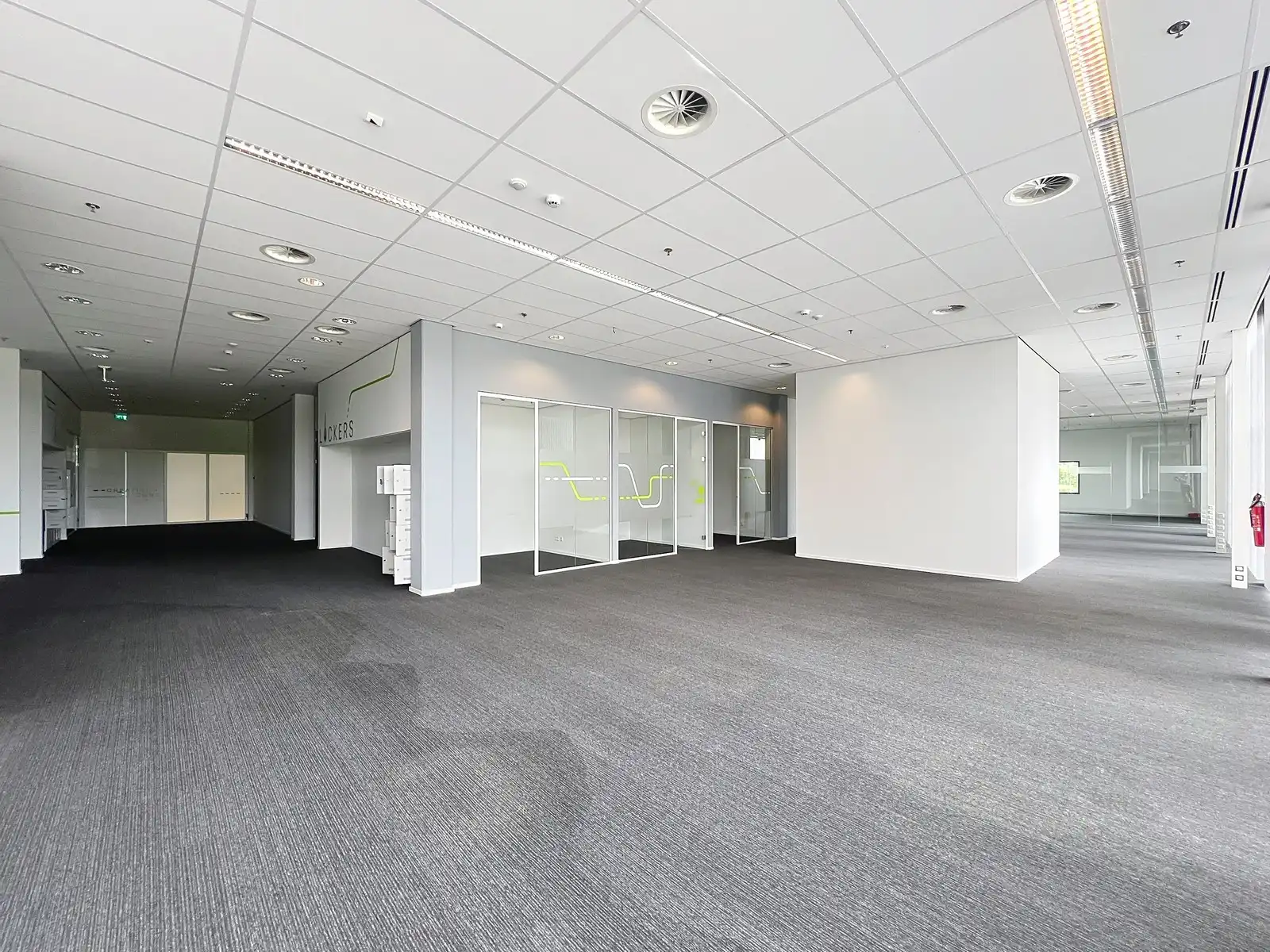 LICHTRIJKE kantoorruimten (1.400 tot 1.800m²) aan ZEER interessante voorwaarden nabij afrit Kortrijk-Oost E17. Onmiddellijk beschikbaar! foto 13