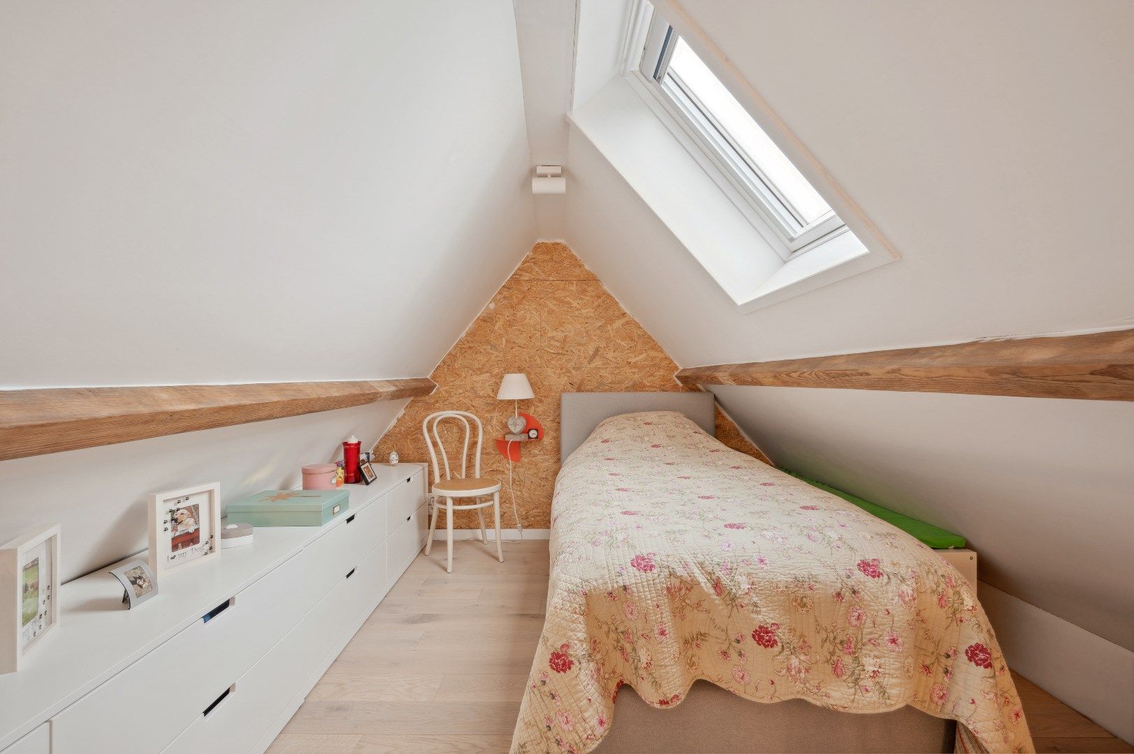 Authentieke volledig gerenoveerde herenwoning met zuidwest gerichte tuin en garage in het hartje van Ieper. foto 35
