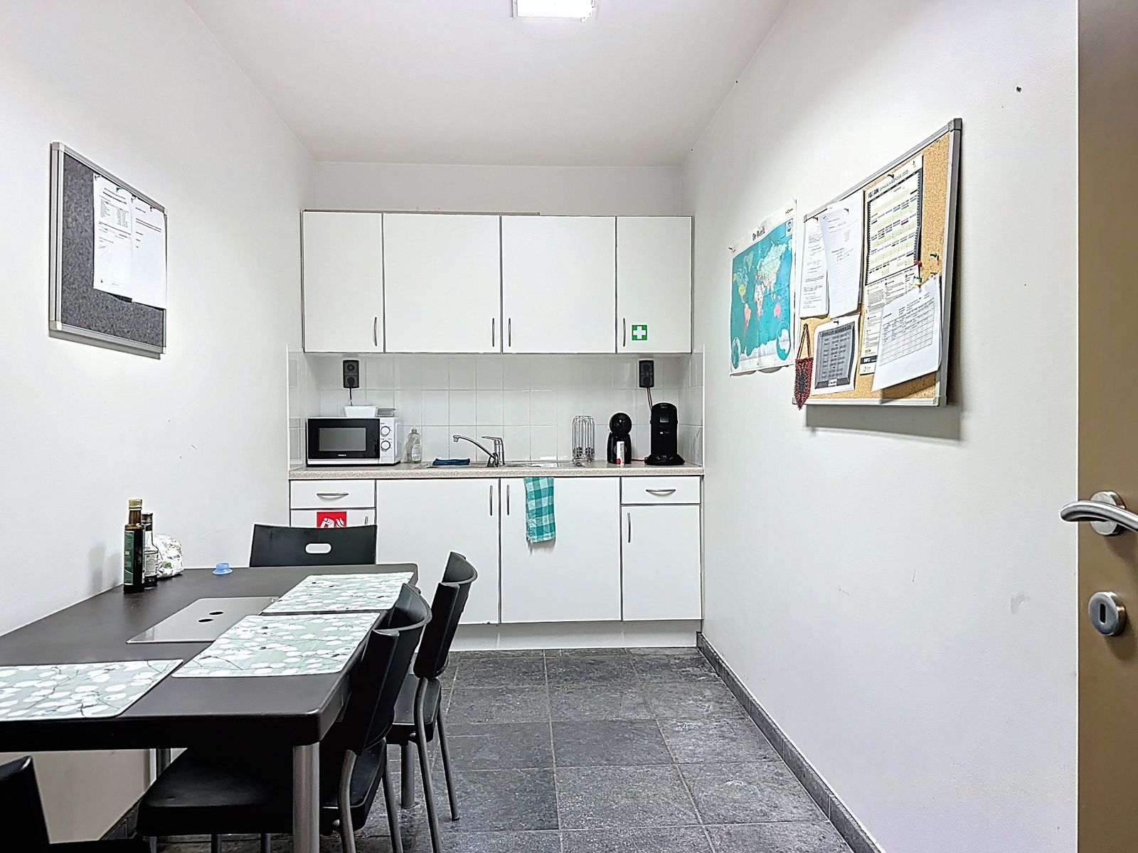 Hoekpand in centrum Aartselaar met veel lichtinval/ramen foto 7