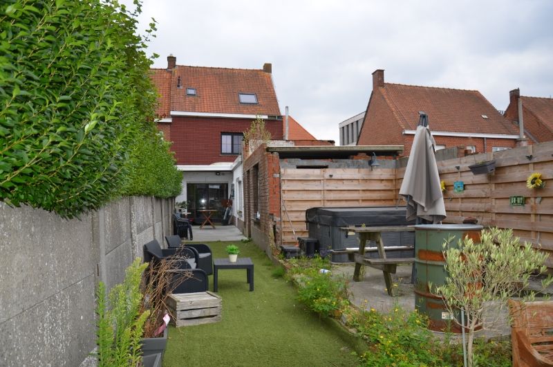 Te koop te Moorslede : Verder af te werken  gezinswoning met 3 slaapkamers, inpandige garage,  zonnige diepe  tuin mét uitweg en dubbele garage, zonnepanelen. foto 4