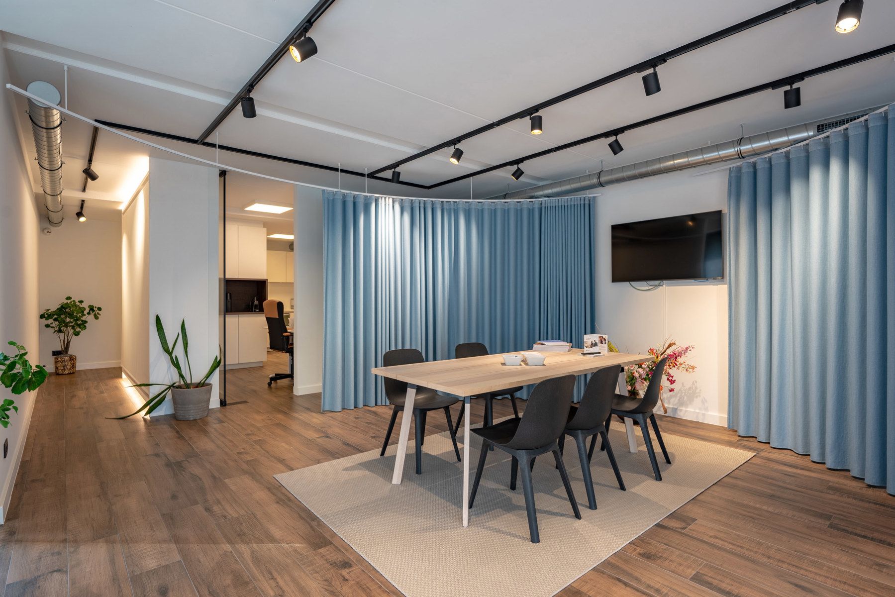 Handelsgelijkvloers (80m²) in het centrum van Stabroek met inpandige garage!  foto 3