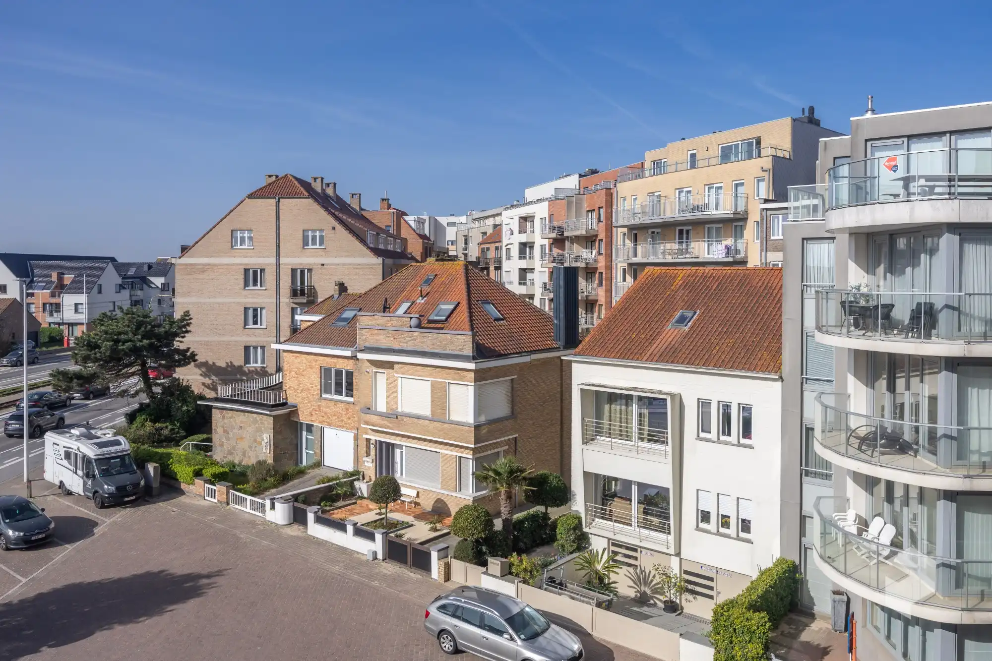 Goed gelegen ruim vernieuwd 2 slaapkamer appartement met terras en grote berging. foto 7