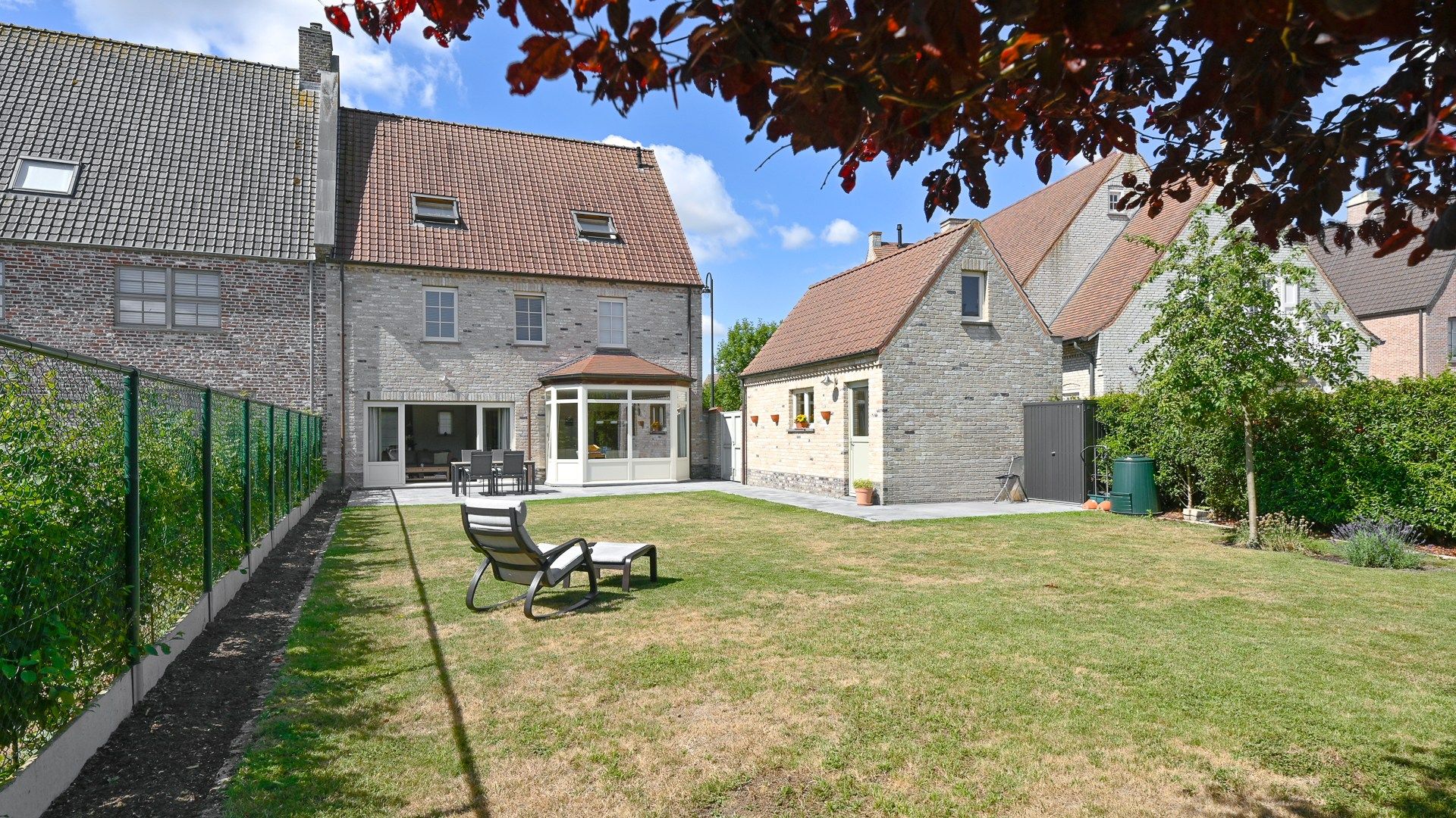 Bijzonder groot en goed onderhouden halfopen villa foto 12