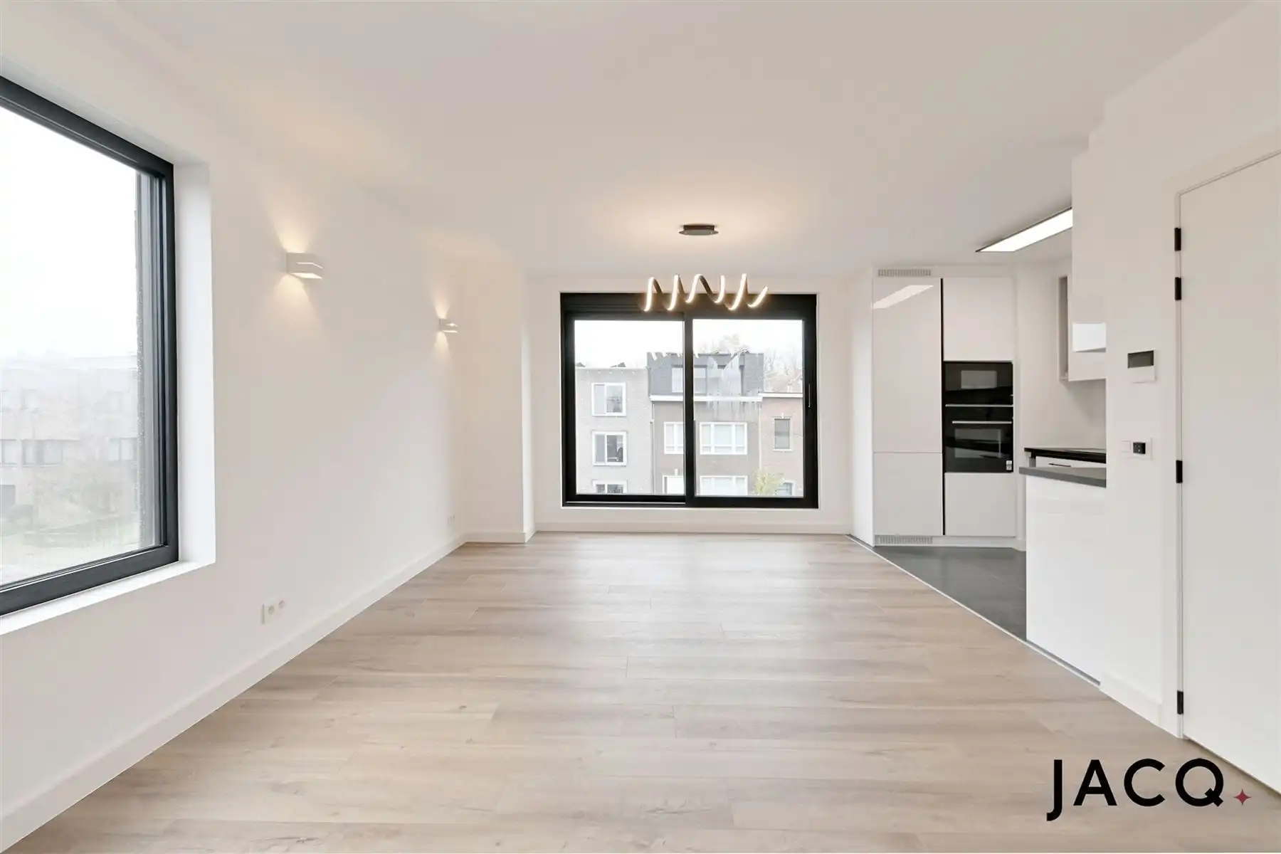 Gerenoveerd BEN-appartement te Berchem! foto 3