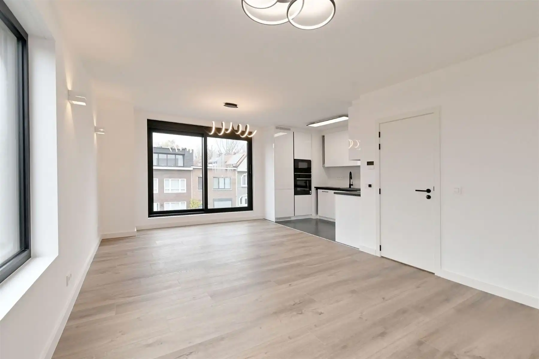 Gerenoveerd BEN-appartement te Berchem! foto 3