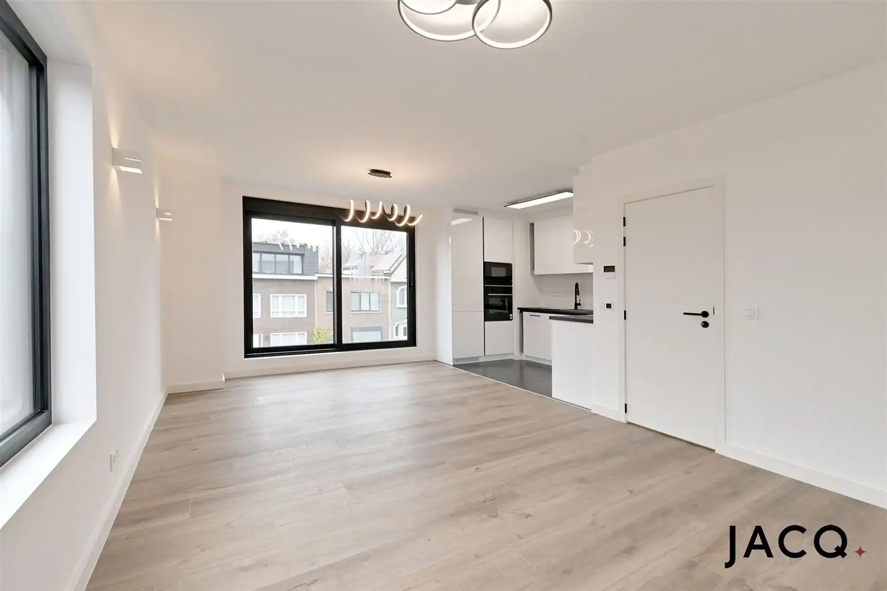 Gerenoveerd BEN-appartement te Berchem! foto 3