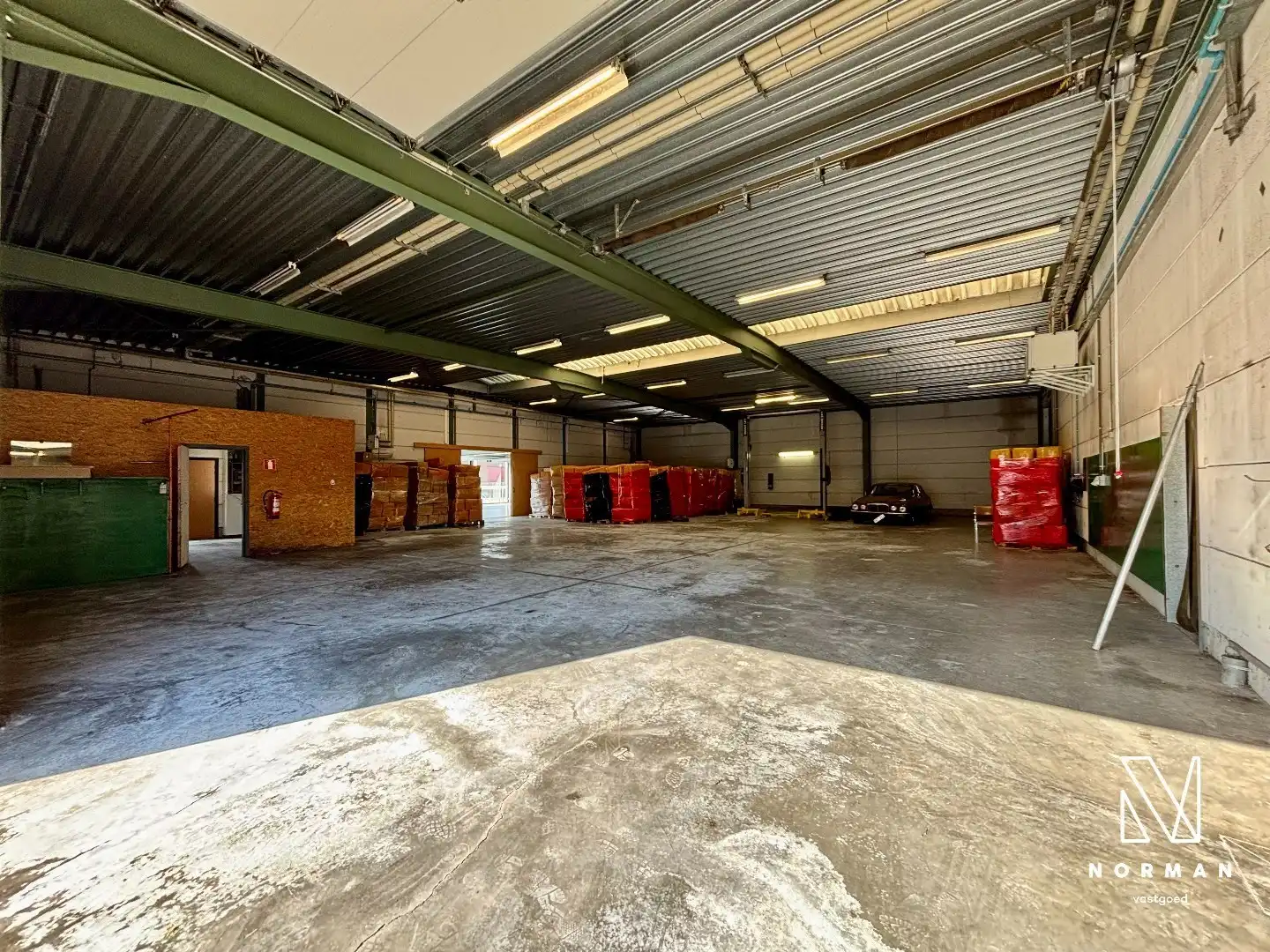 Toonzaal met bureaus en magazijn te huur in Meulebeke foto 8