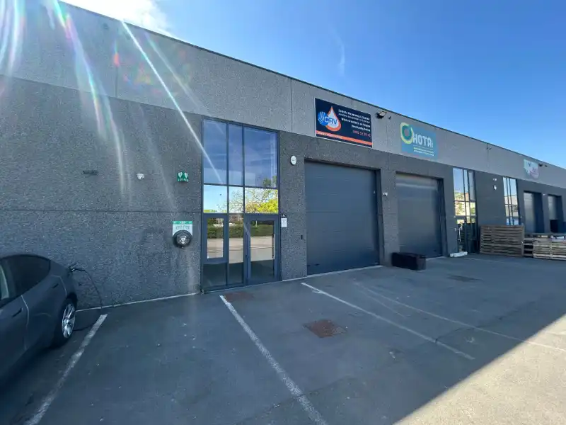 Instapklare KMO-unit met kantoren (±355 m²) op topligging foto {{pictureIndex}}