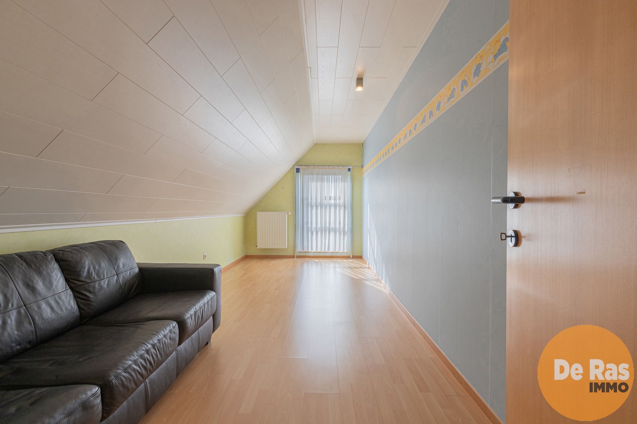 HILLEGEM - Villa in een rustige straat nabij invalswegen foto 15