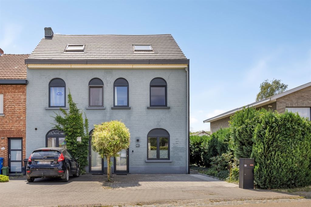 Knappe gerenoveerde woning op een gunstige locatie te Gelrode!  foto {{pictureIndex}}