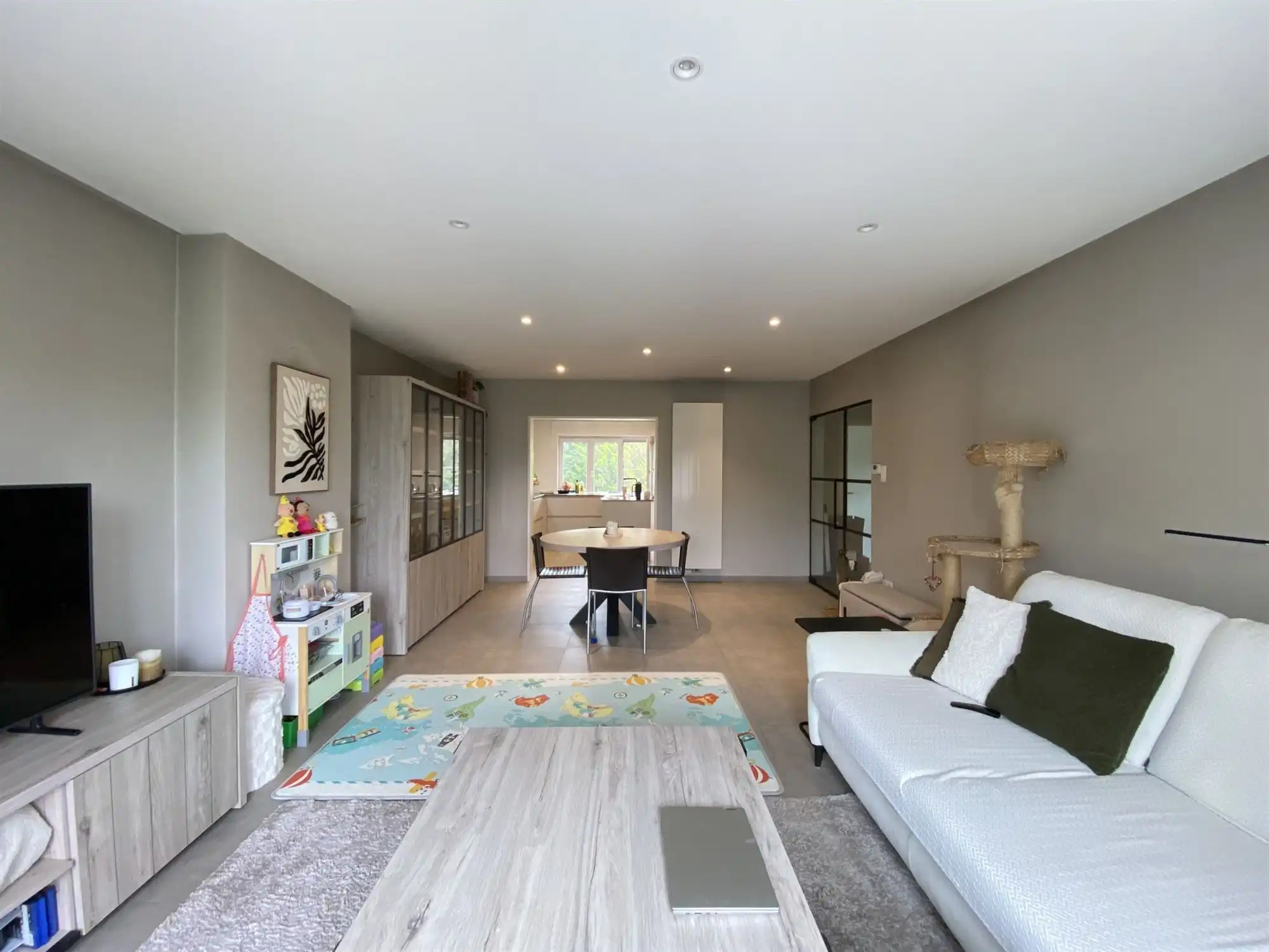 Ruim en volledig gerenoveerd appartement met groen uitzicht en garage foto 4