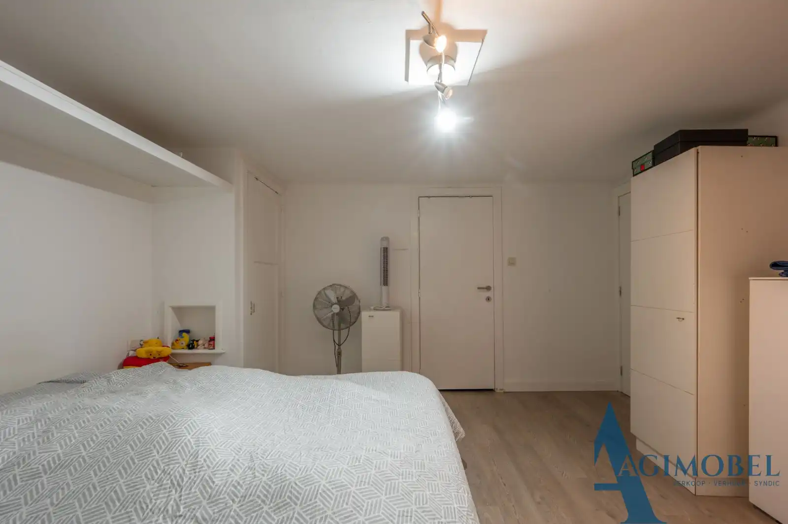 Bescheiden kelder appartement met ruim terras nabij zee foto 8