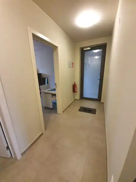 INSTAPKLAAR gelijkvloers recent appartement met privé inkom en carport foto 4