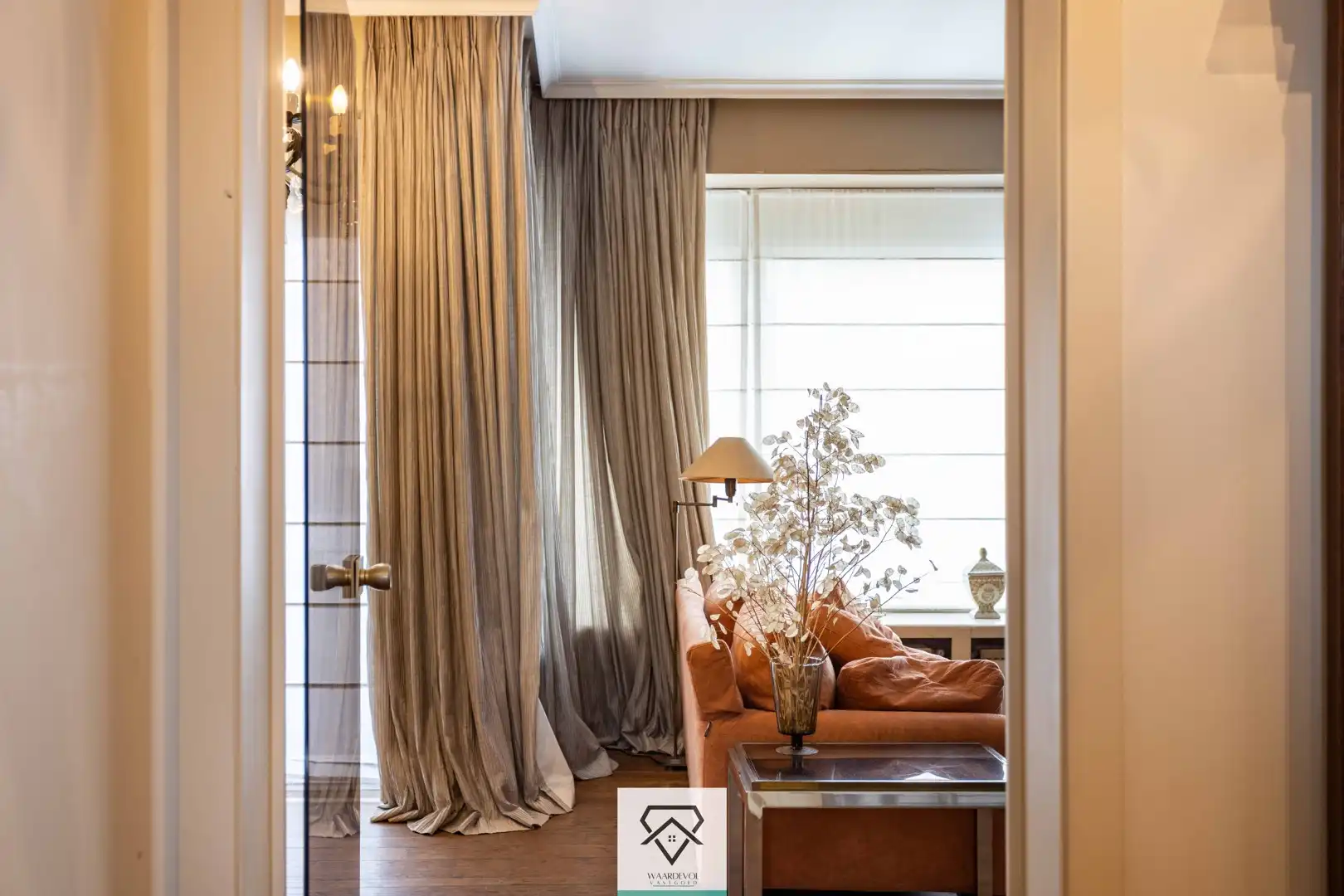 Ruime winkel met uitzonderlijk woonvolume en sterke herontwikkelingsmogelijkheden foto 3