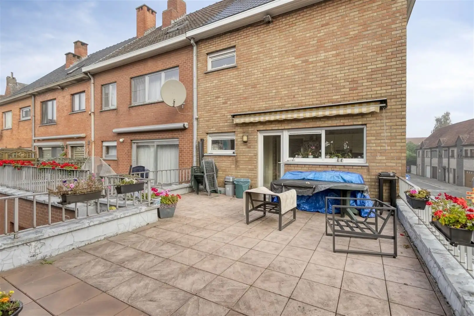 Ruime hoekwoning met 3 slaapkamers, grote zolder en 4 garages. foto 21