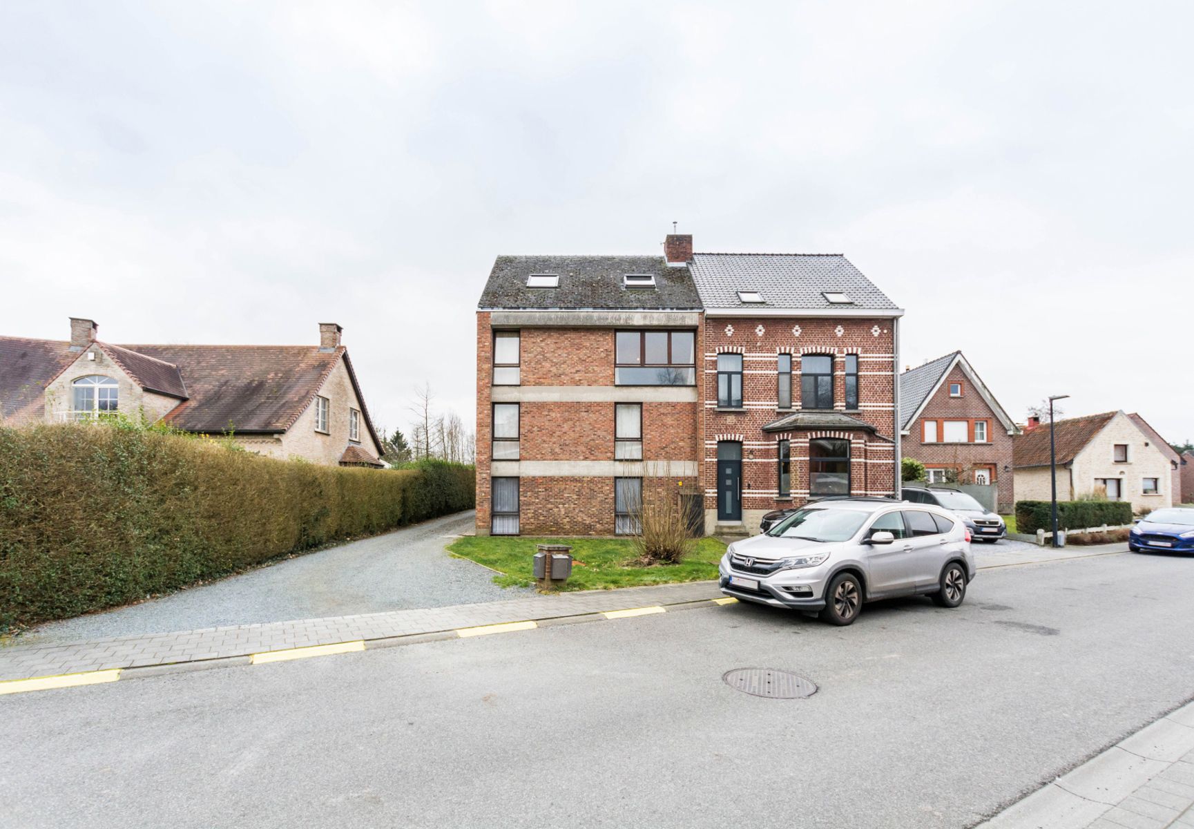 Opbrengsteigendom met 3 appartementen, 3 garages, tuin... foto 2