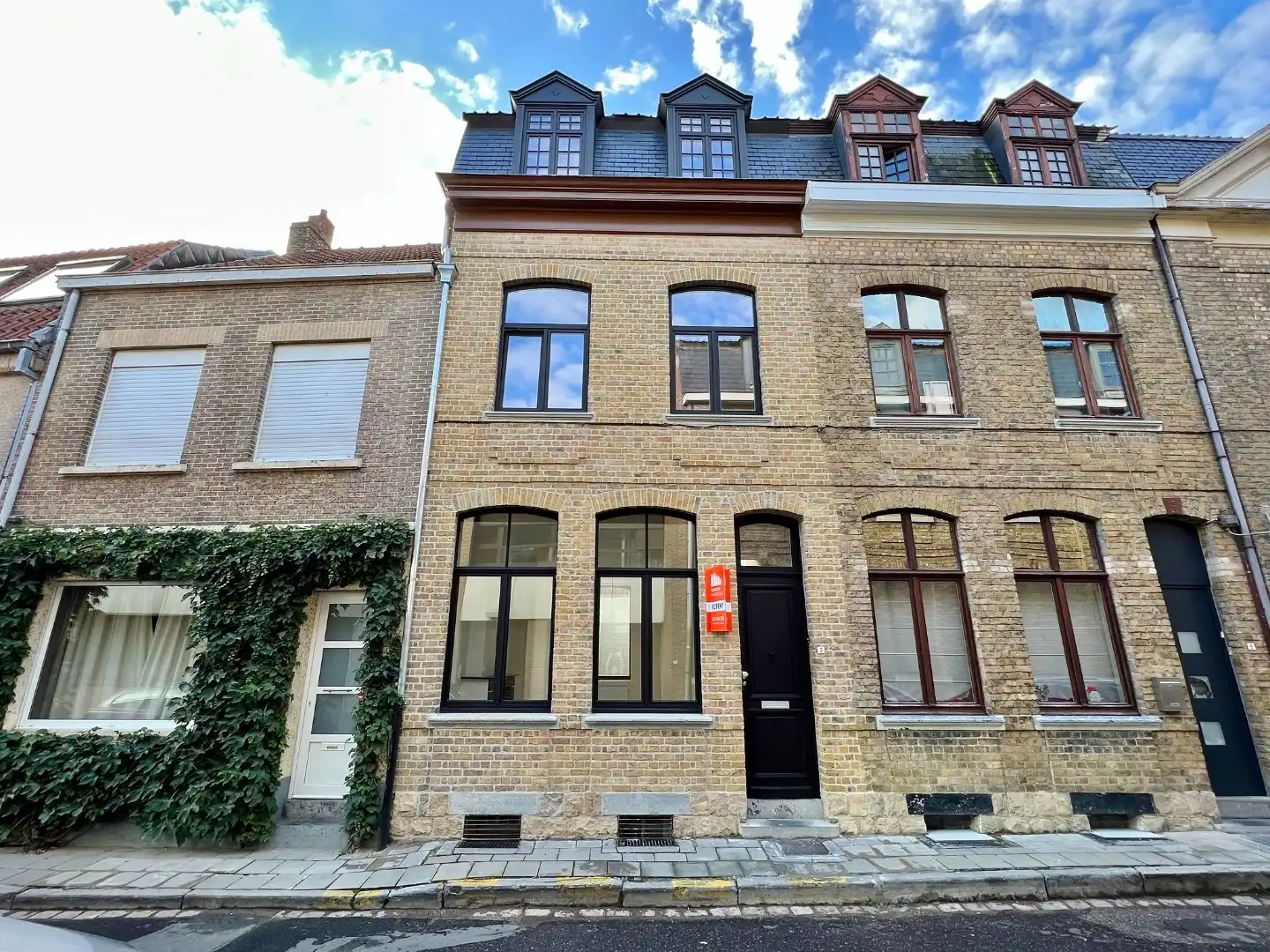 Gerenoveerde herenwoning met gezellig stadskoer in Ieper centrum. foto {{pictureIndex}}
