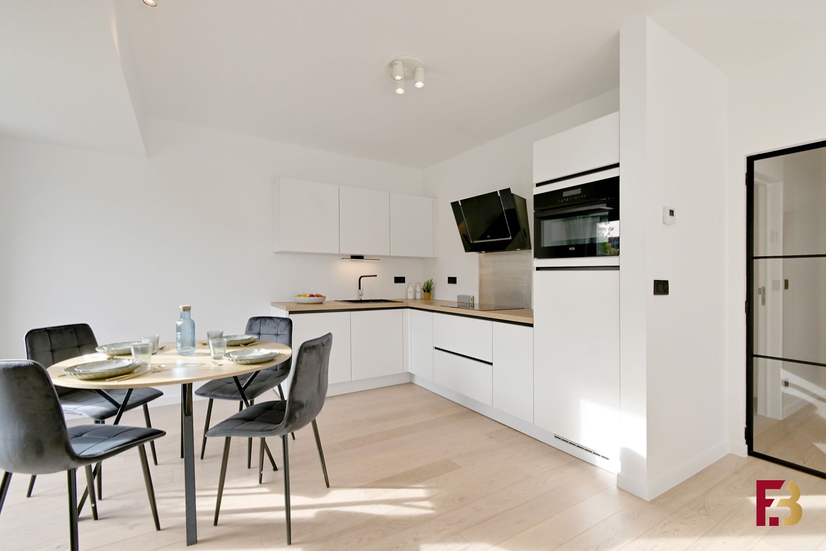 Gelijkvloersappartement met tuin en twee garages in hartje Zwijnaarde foto 6