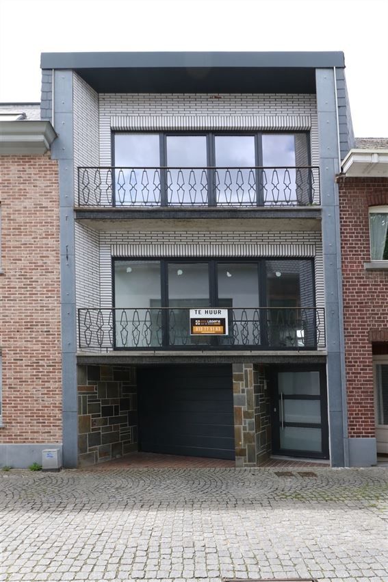 Rustig gelegen bel-etage woning met 3 slpk., 2 garages en leuk terras foto 4