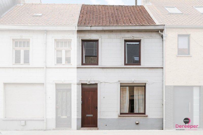 Hoofdfoto van de publicatie: Te renoveren rijwoning op centrale ligging