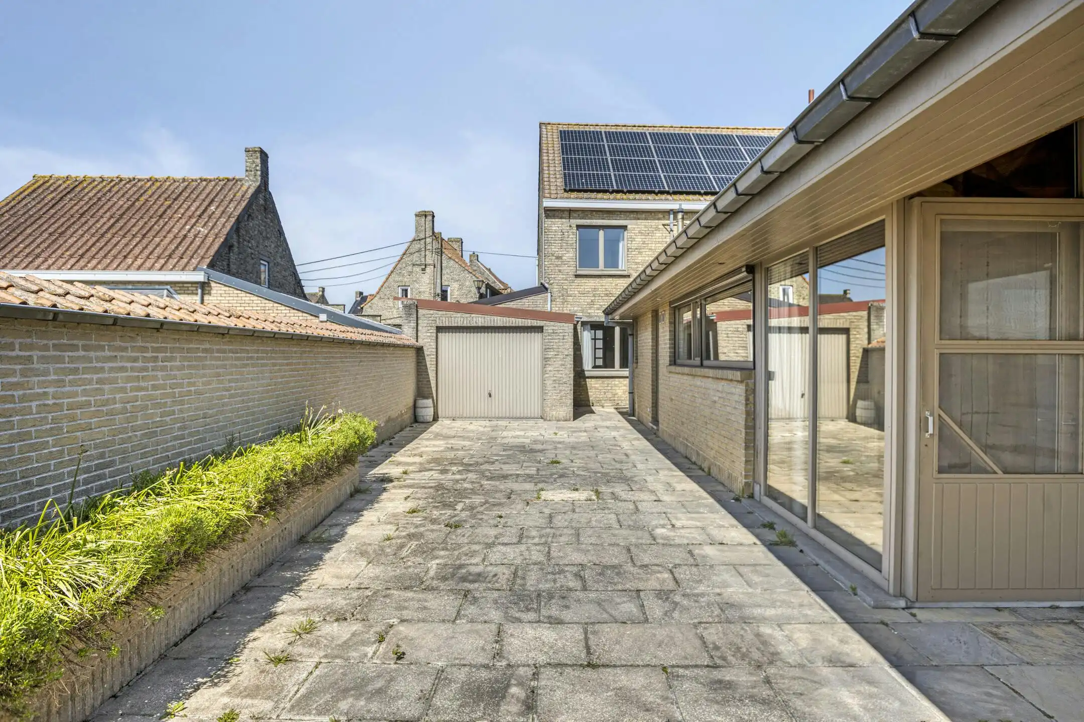 Ruime woning met 5 slaapkamers, tuin en garage te Lo-Reninge. foto 8