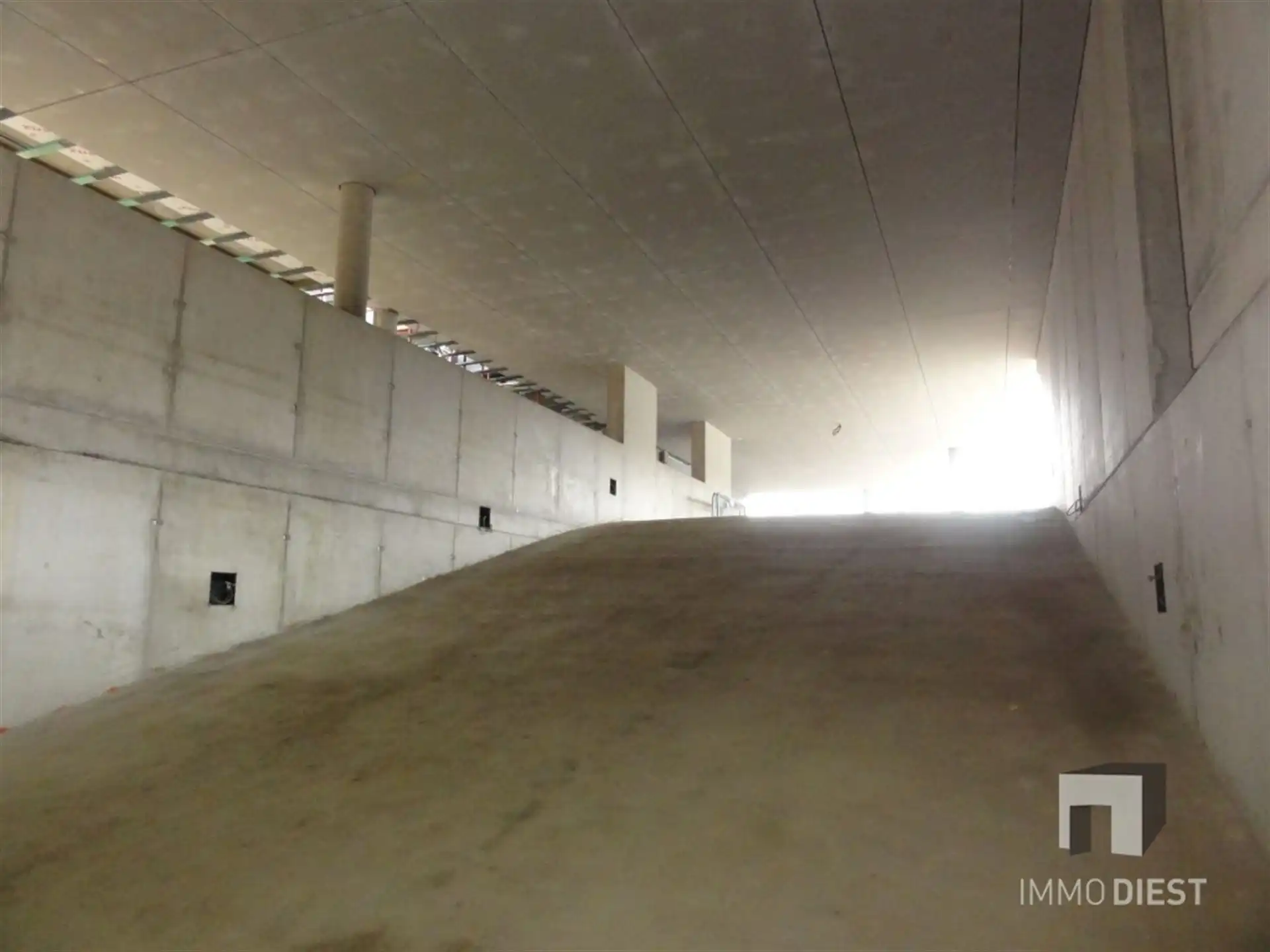 Zeer goed gelegen autostaanplaats te huur foto 6