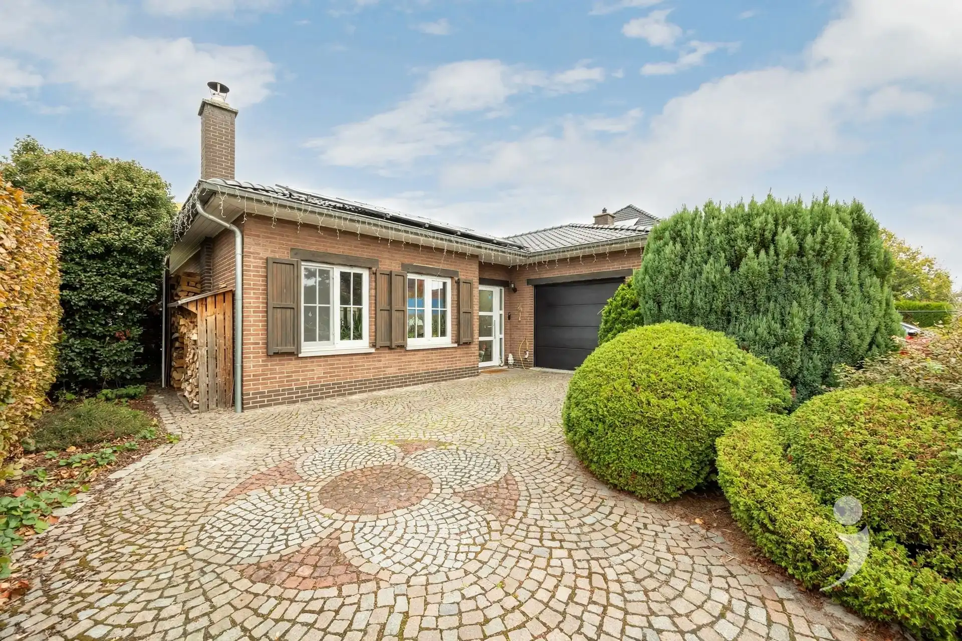 Gerenoveerde bungalow met zwembad in een rustige woonwijk foto 2