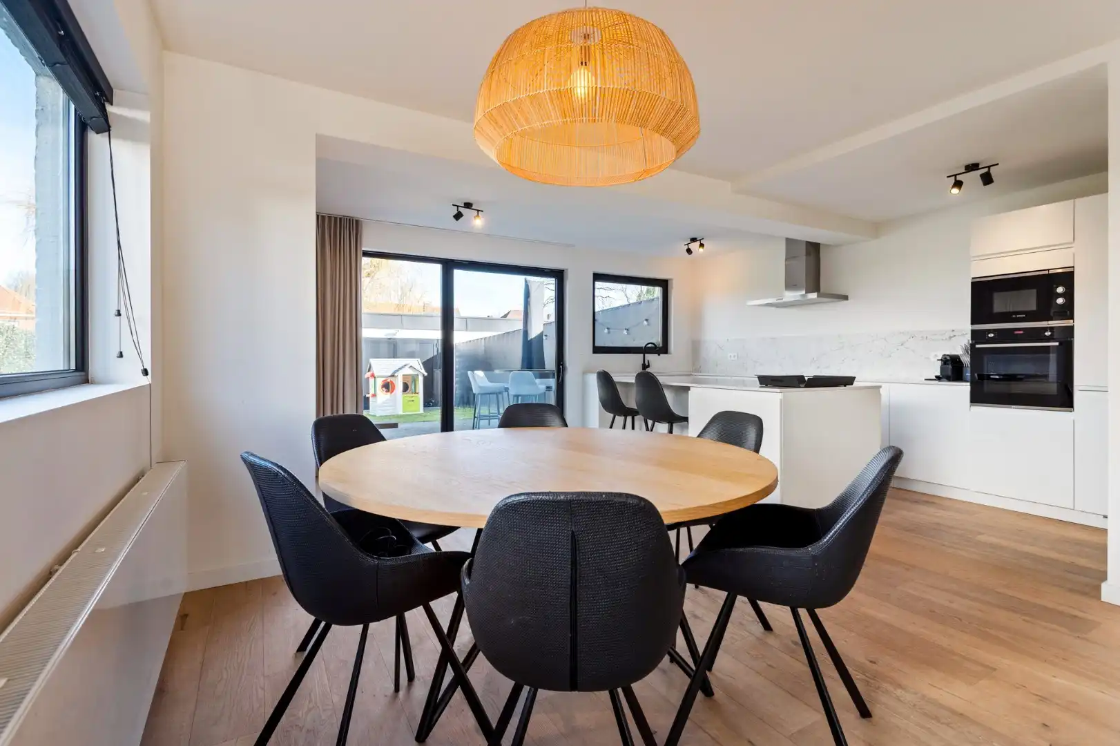 Instapklare vernieuwde woning op absolute topligging foto 5
