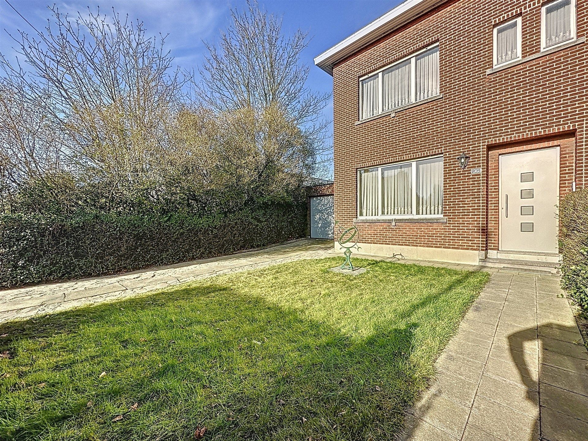 Halfopen bebouwing met 3 slaapkamers, ruime garage en leuke tuin op toplocatie! foto 2