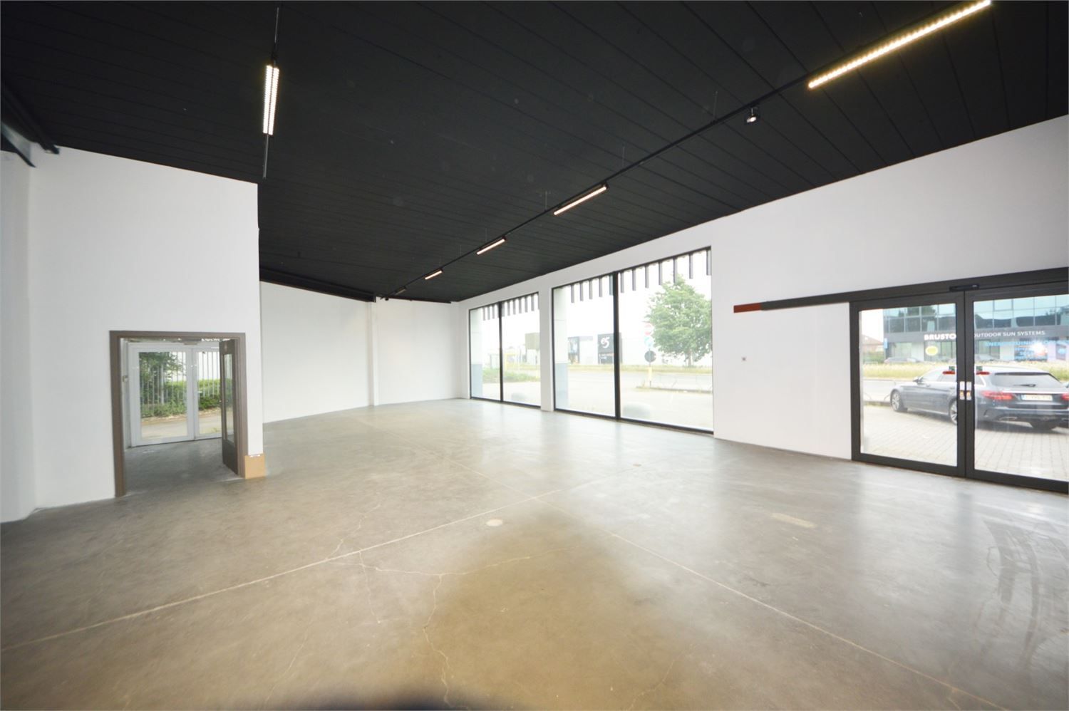 COMMERCIEEL GEBOUW BAANLOCATIE MET PARKING NABIJ MCDONALDS foto 15