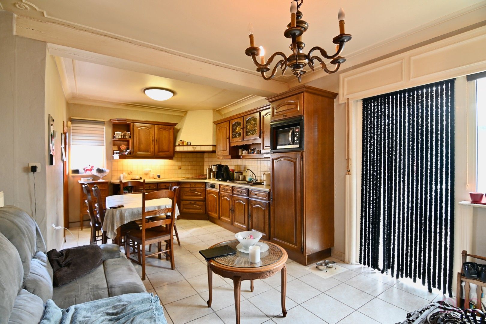 Ruime open bebouwing met 4 slaapkamers en achterliggende loodsen foto 7