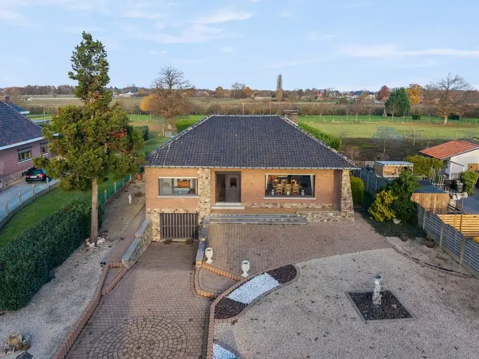 CHARMANTE, GELIJKVLOERSE GEZINSWONING OP EEN KNAP PERCEEL VAN MAAR LIEFST 11A78CA IN ZEPPEREN foto 3