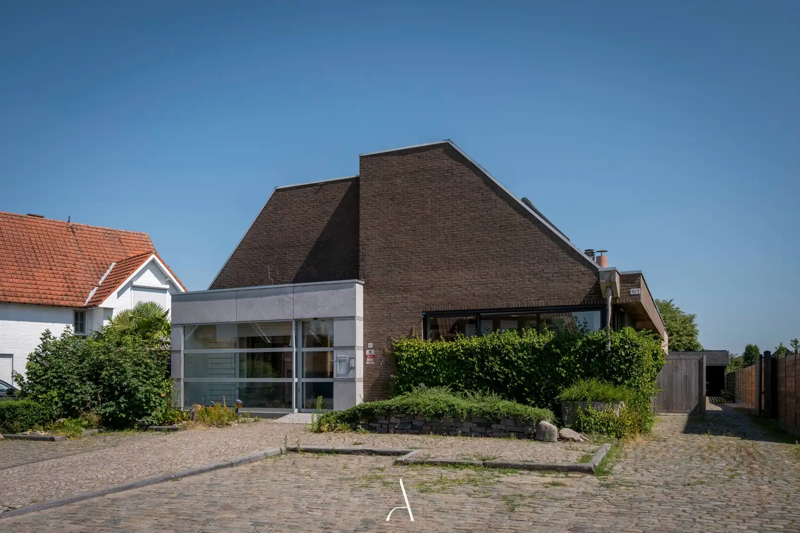 Ruim handelshuis van 400m² op een perceel van 1.201m² foto {{pictureIndex}}