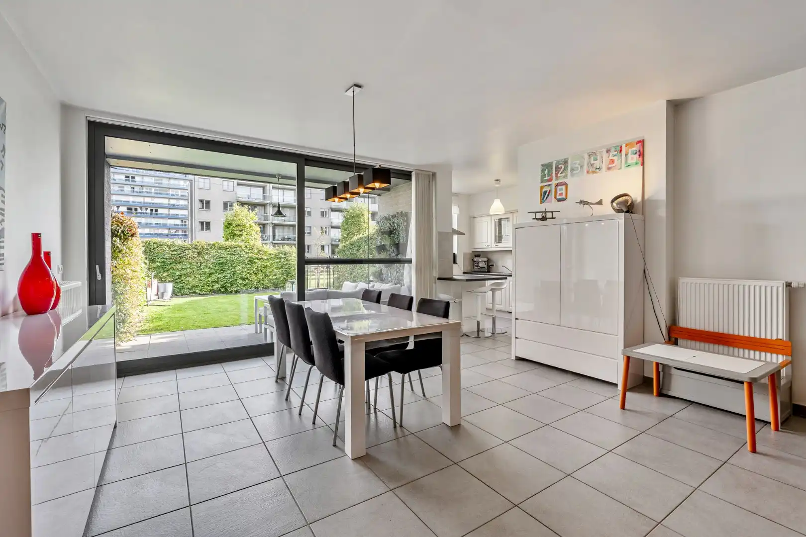 Gelijkvloers appartement (105m²), 2 slpk, tuin/terras, autostaanplaats + kelderberging foto 4