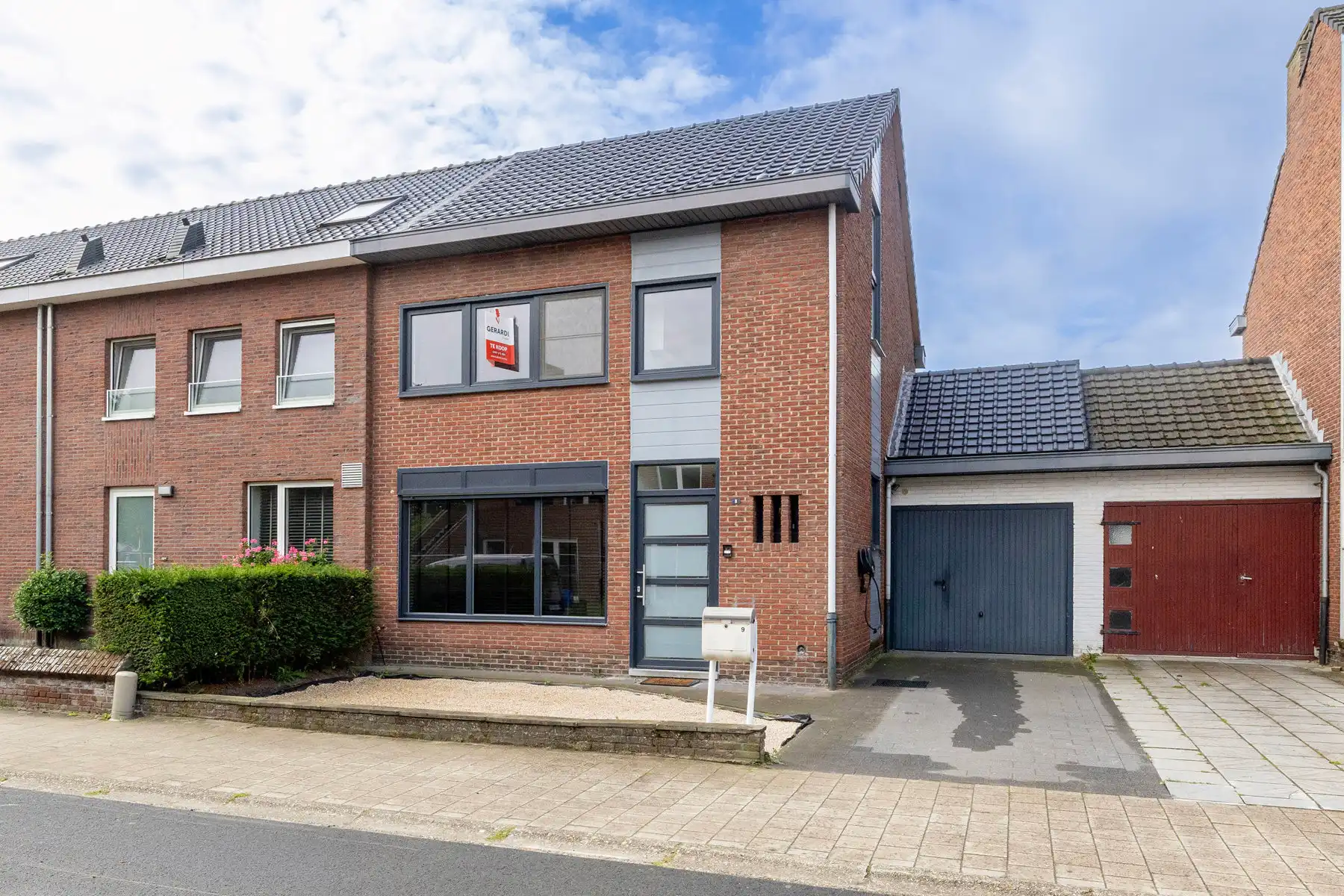 Gerenoveerde gezinswoning met garage op centrale locatie foto 2