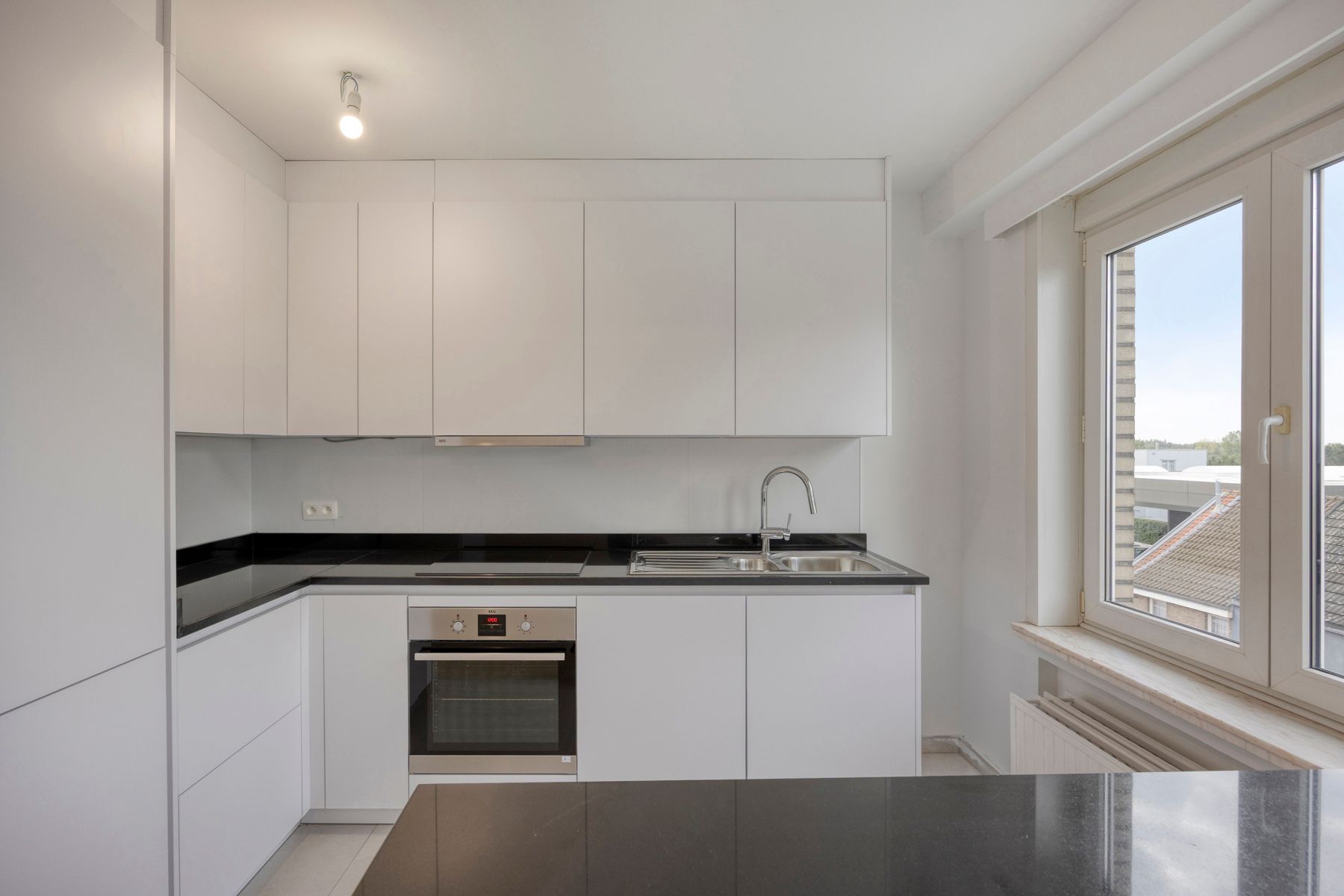 Luxueus gerenoveerd appartement met twee kamers en garage foto 4