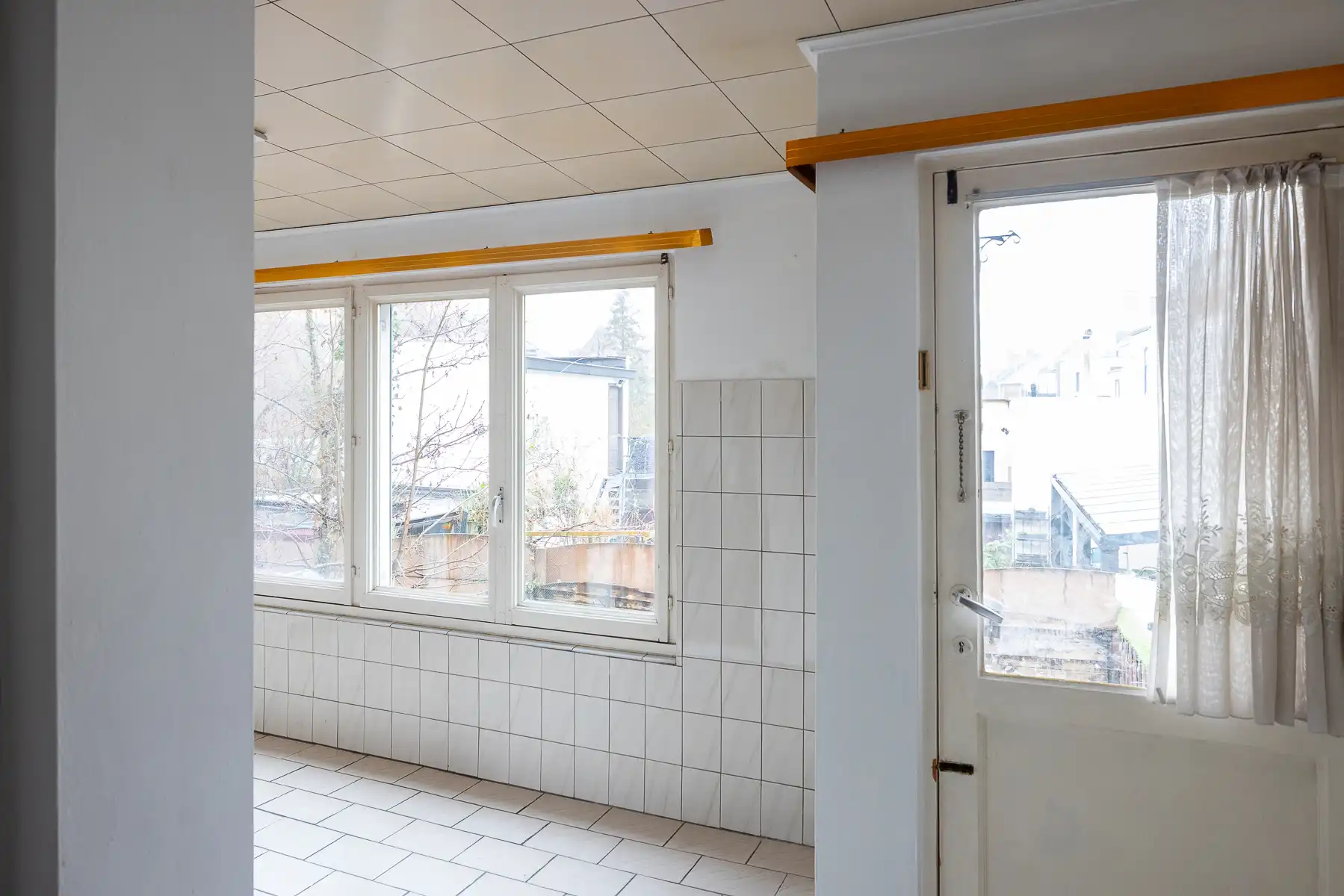 Ruime woning met buitenkoer en garage foto 4