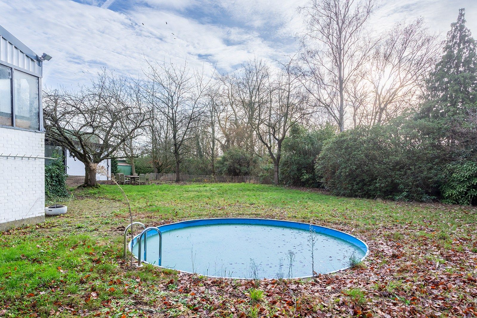 Villa met grote tuin, magazijn én weiland foto 11