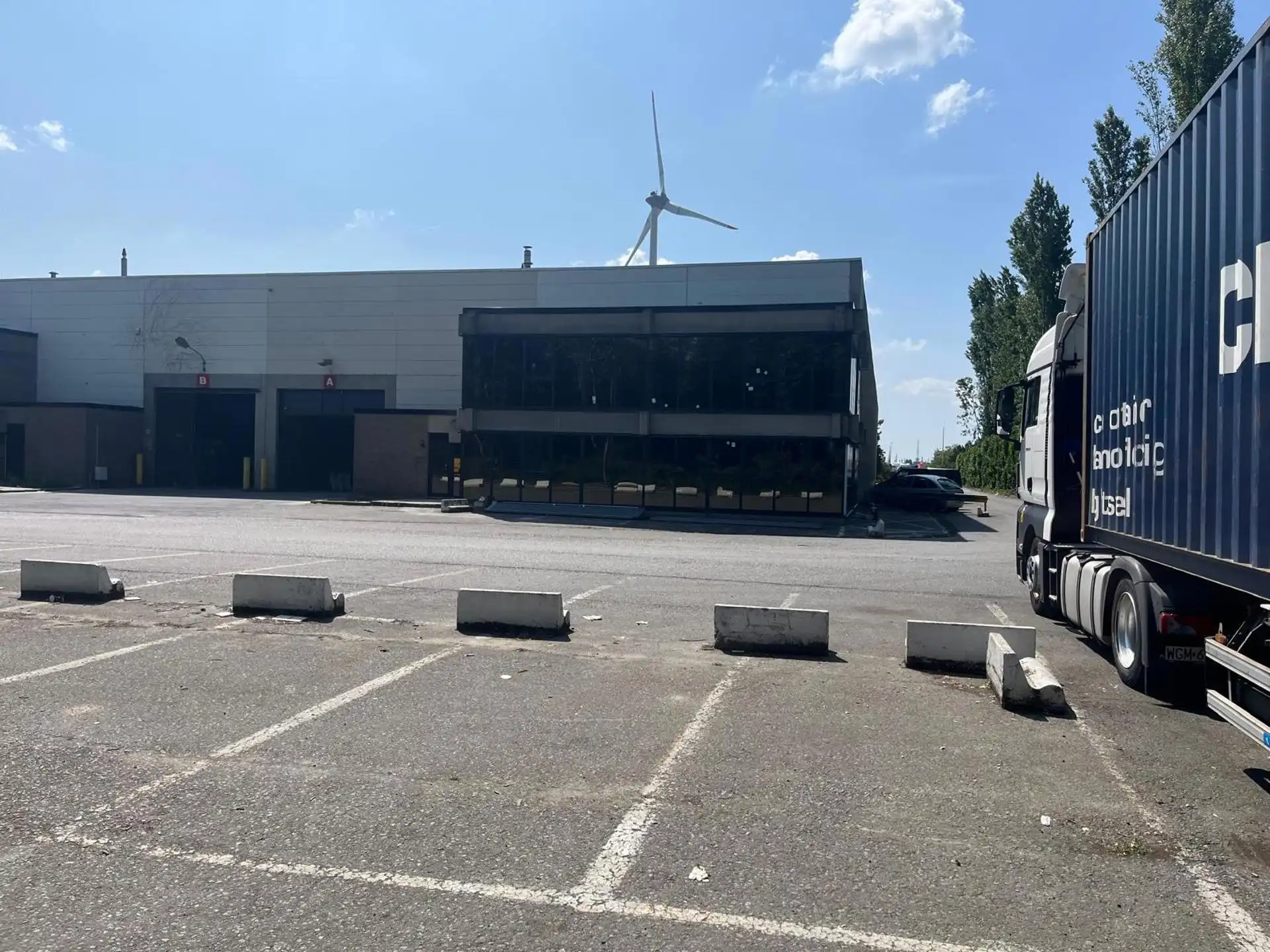 Haven magazijn 1.863m² met 561m² modern kantoor foto 9