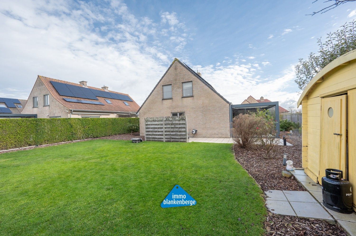 Ruime villa met zonnige tuin en moderne veranda op wandelafstand van de zee foto 5