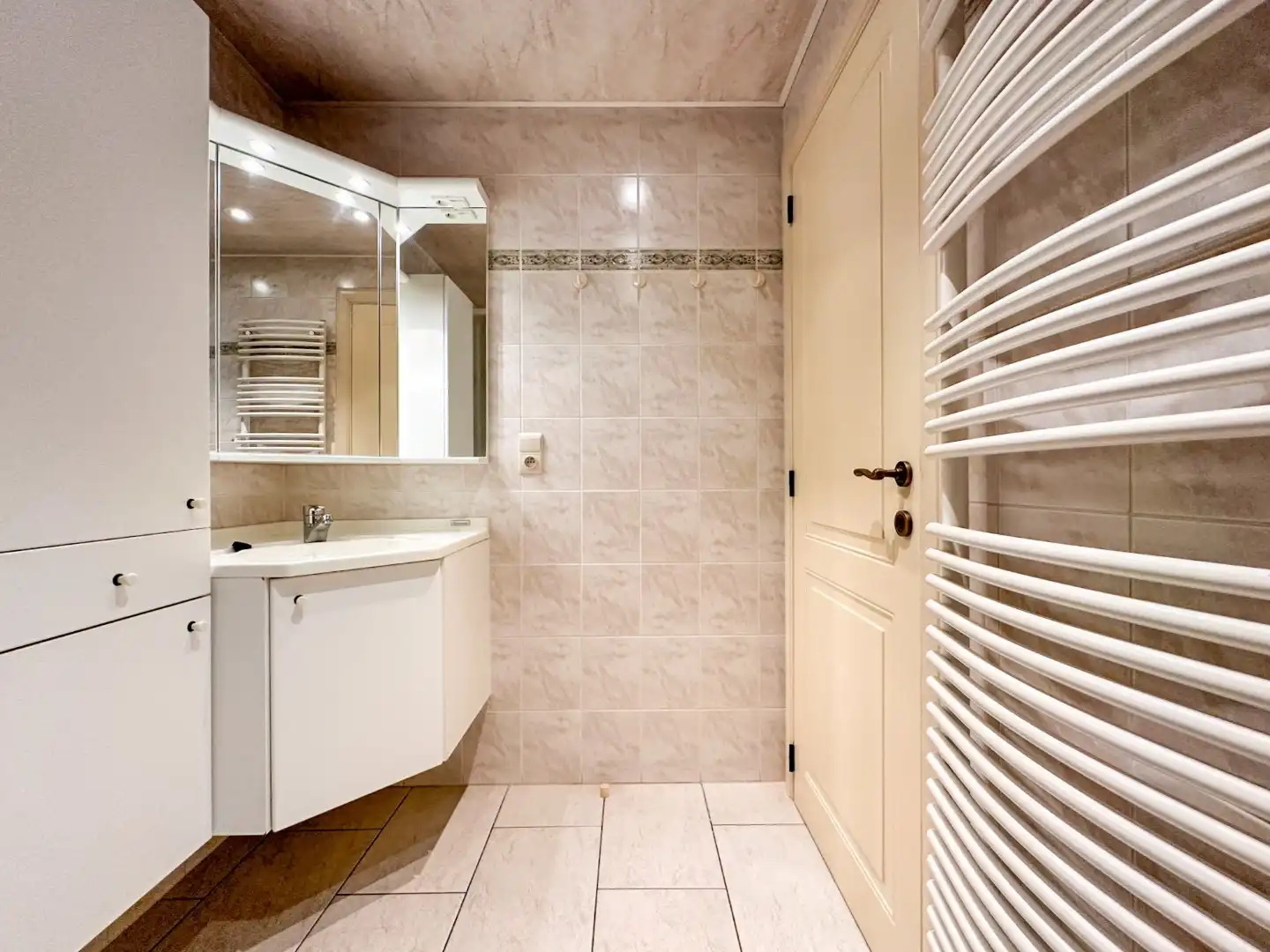 Instapklaar 2-slaapkamer appartement met 2 terrassen (en garage), topligging Torhout. foto 17