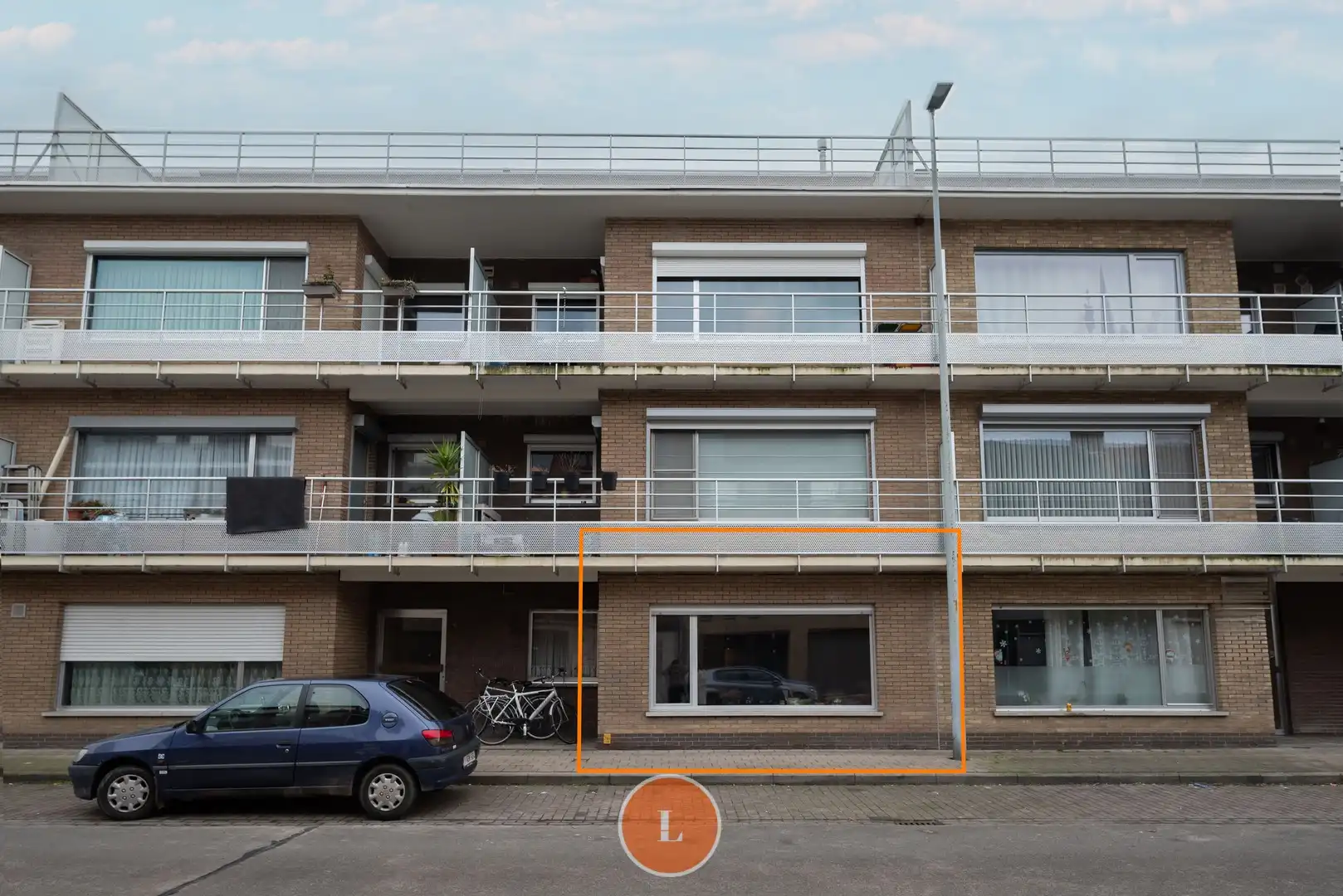 Opbrengsteigendom op het gelijkvloers 2 slaapkamer en garage in Roeselare. foto {{pictureIndex}}